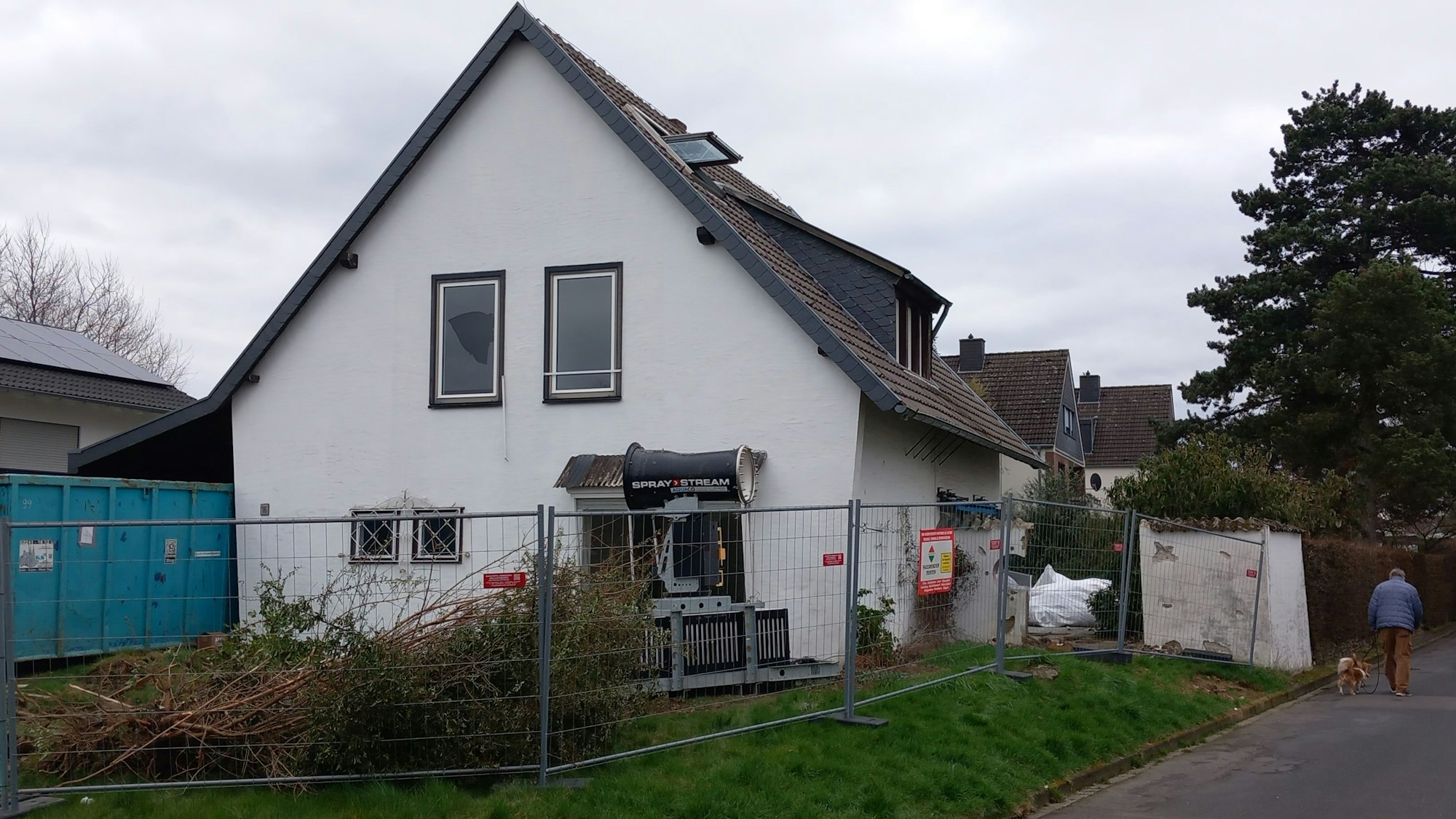 29.03.2023 Das Atellier von Otto Gerharz senior, Rotdorn 16 in Rheinbach, während des Abrisses. Aus der Gartenmauer ist ein Relief aus Baukeramik herausgeschnitten worden.