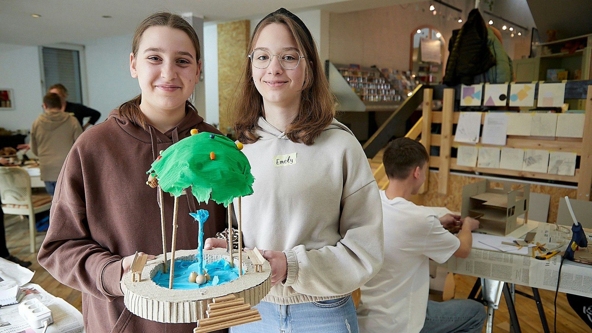 Jana Gehlen (l.) und Emely Rosenbaum fertigten ein Modell für die Verschönerung des Springbrunnens vor dem Franziskushaus in Schleiden.
