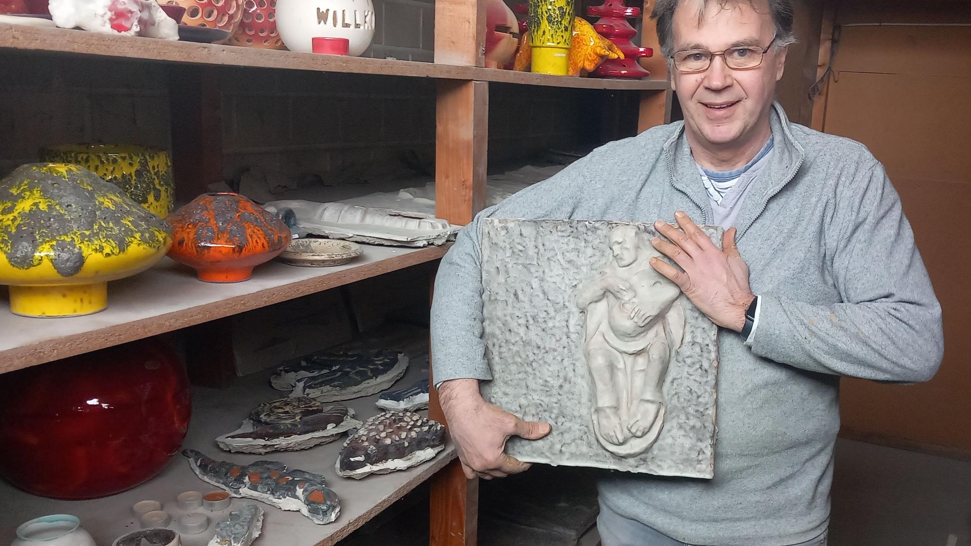 Otto Gerharz mit Baukeramiken aus den 50er Jahren, die er aus dem Haus seines gleichnamigen Vaters geborgen hat
