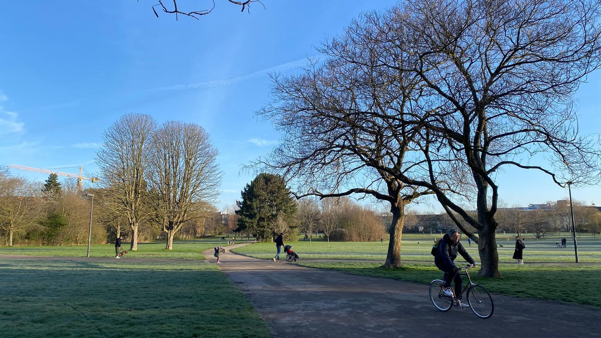 Der Johannes-Giesberts-Park mit Radfahrern und Fußgängern.