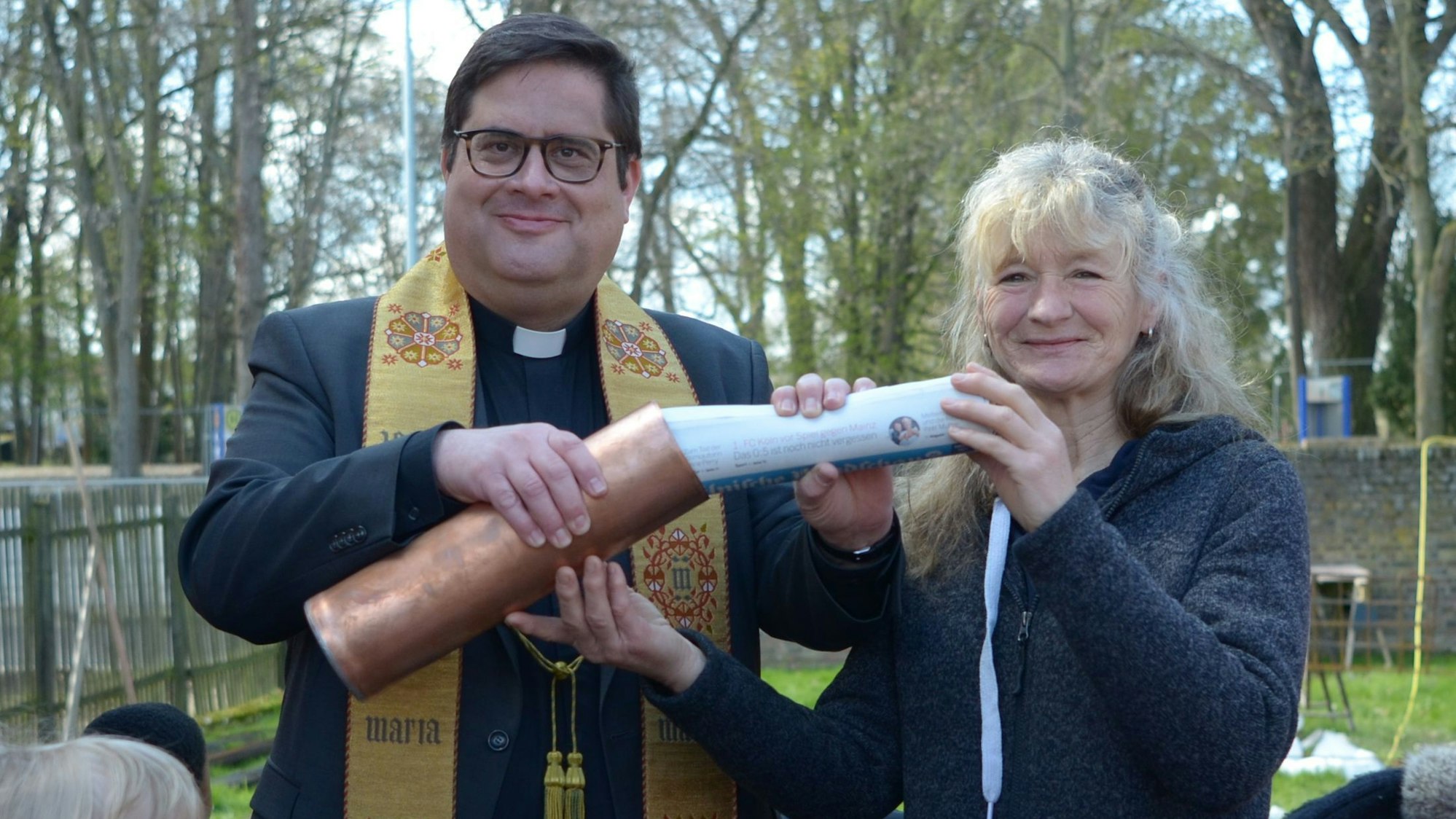 14.04.2023 Pfarrer Tobias Hopmann legt den Grundstein des neuen Katholischen Kindergartens St. Stephanus in Flamersheim.