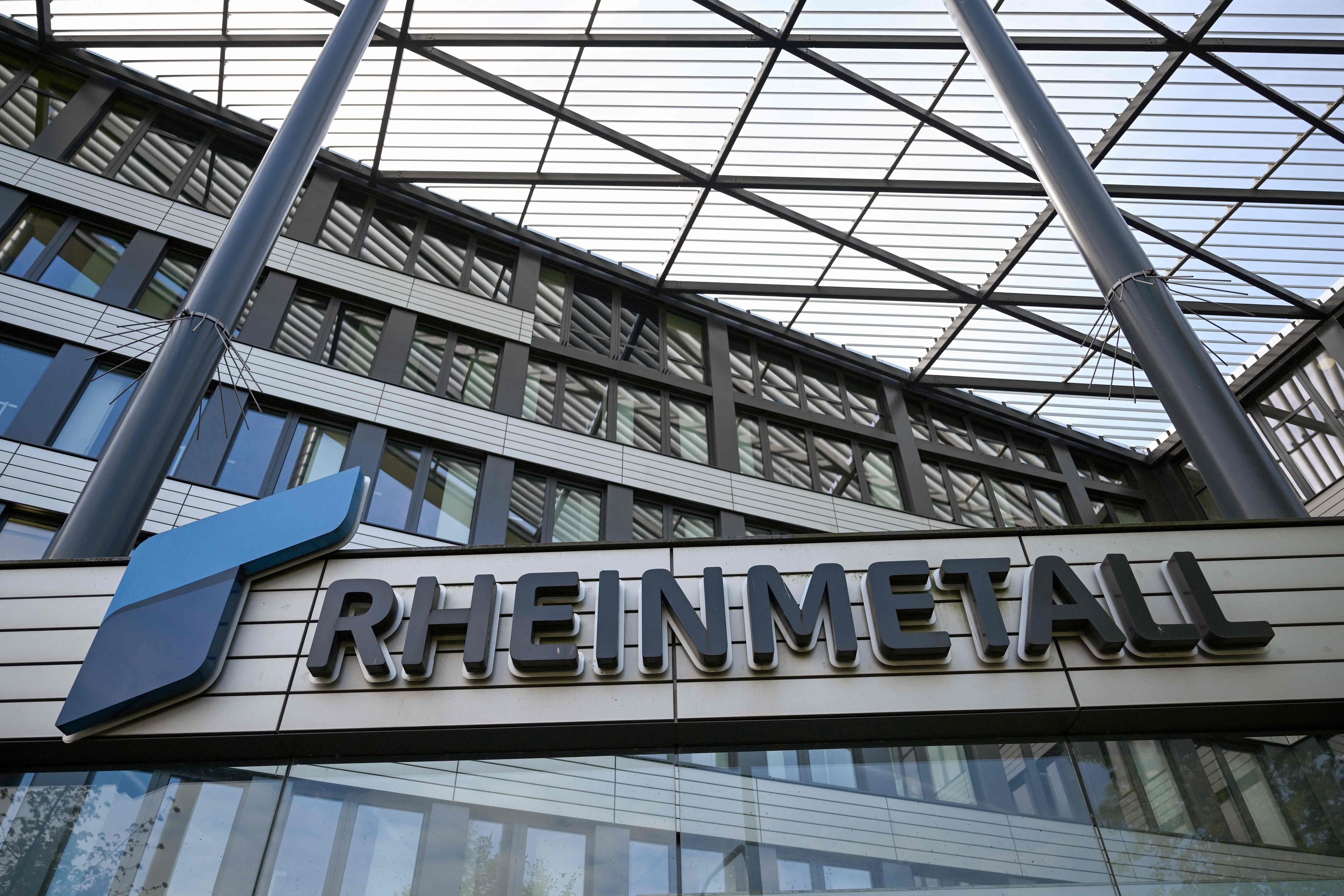 Das Logo des Rüstungskonzerns Rheinmetall an der Zentrale in Düsseldorf.