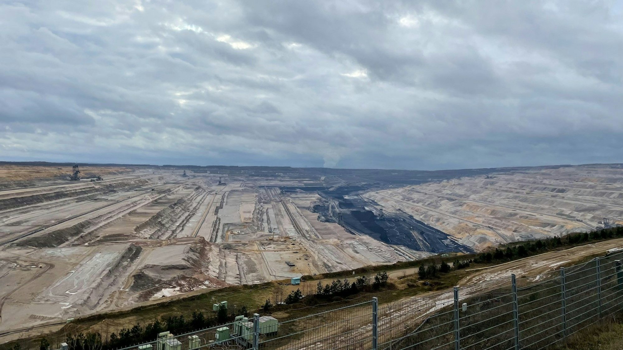 Das Foto zeigt einen Blick auf den Tagebau Hambach.
