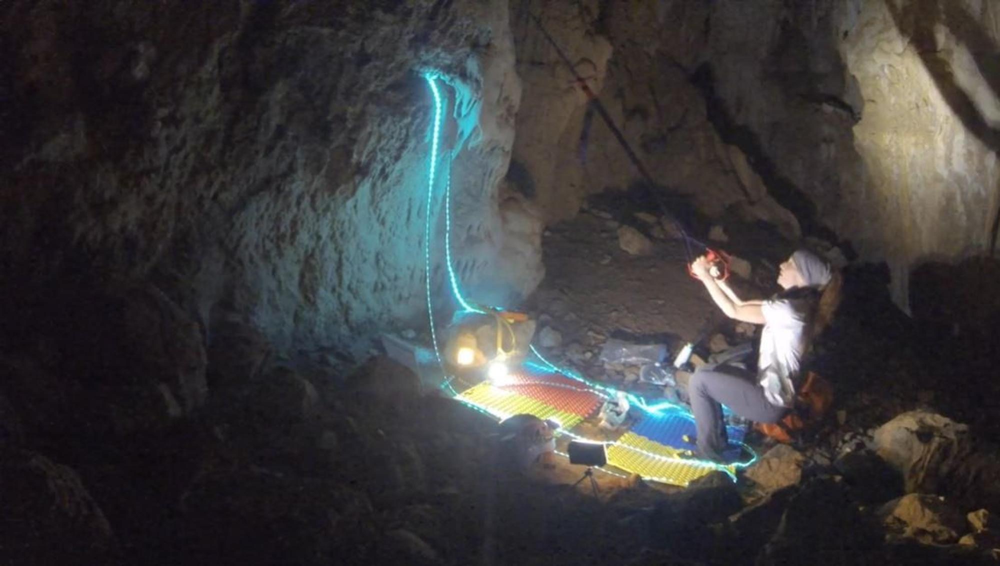 Costa Tropical: Das Standbild aus einem von Dokumalia zur Verfügung gestellten Video zeigt die Bergsteigerin und Höhlenforscherin Beatriz Flamini im Inneren der Höhle.