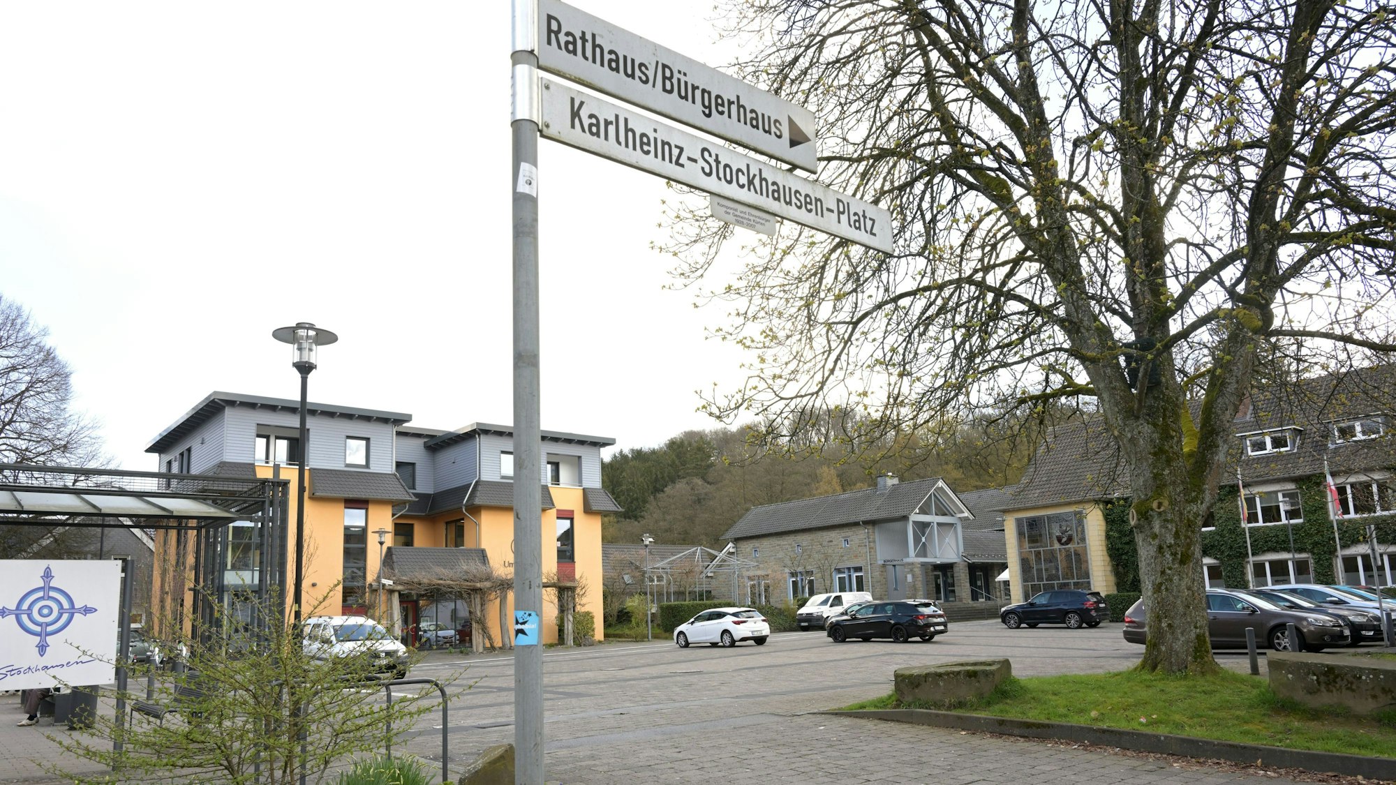 Auf dem Parkplatz am Stockhausen-Platz stehen Autos.