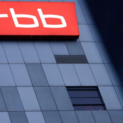 Das beleuchtete Logo des Senders Rundfunk Berlin-Brandenburg (RBB) ist an der Fassade am Sitz des Senders an der Masurenallee angebracht.