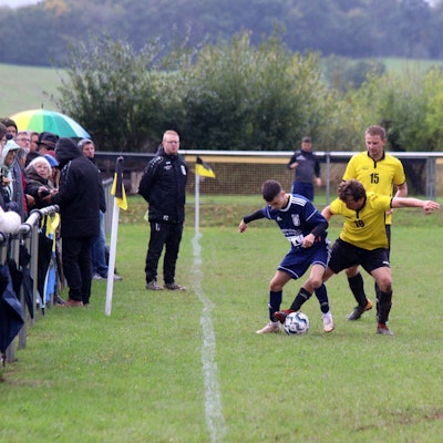 Patrick Züll (l.), hier beim Hinrundenspiel gegen Ländchen-Sieberath, analysiert die Lage des SSV Golbach.