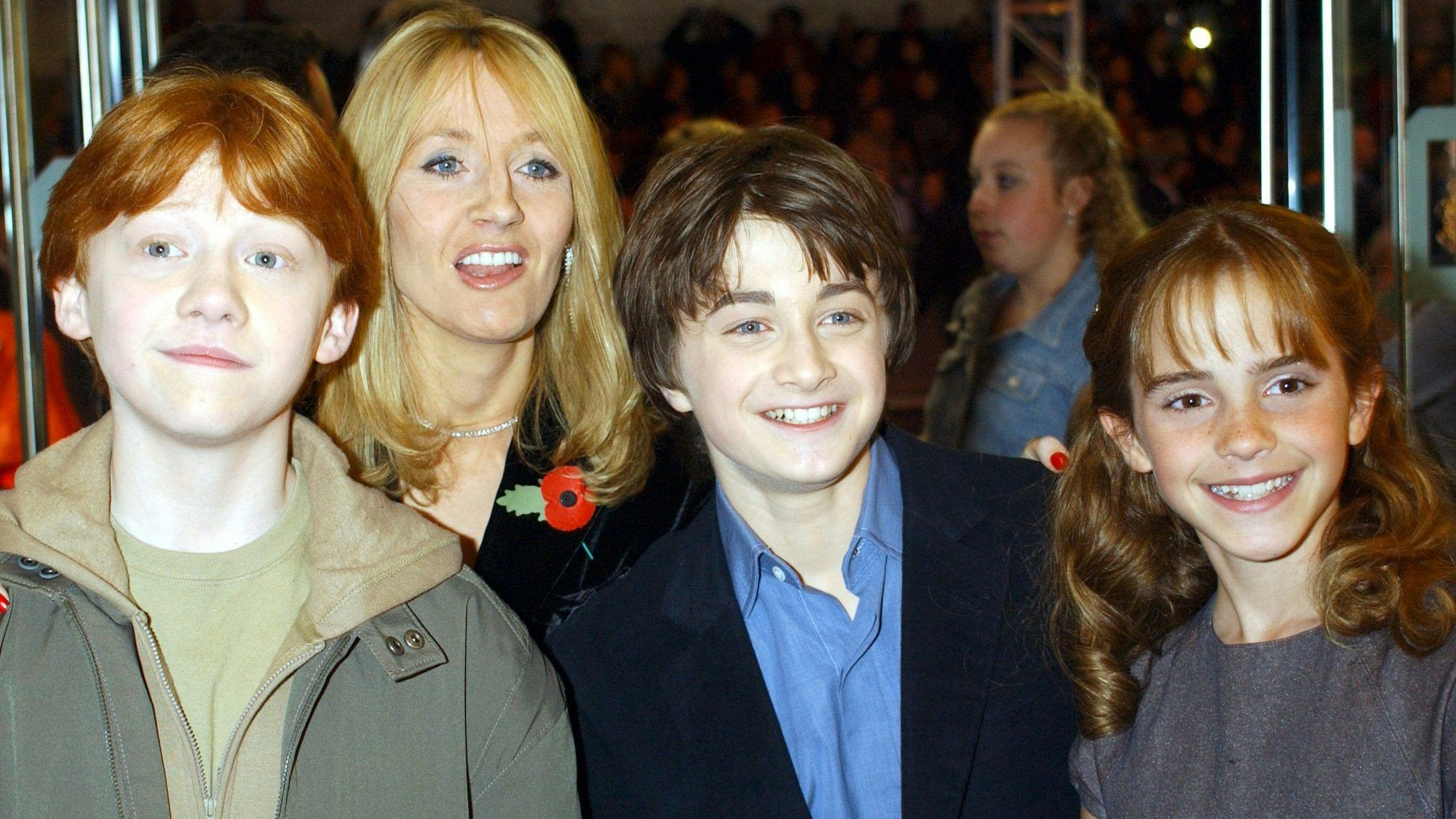 ARCHIV - 04.11.2001, Großbritannien, London: Die Schauspieler Rupert Grint (vorn, l-r), Daniel Radcliffe und Emma Watson und die Autorin J. K. Rowling kommen zur Weltpremiere des ersten Harry-Potter-Films "Harry Potter und der Stein der Weisen" im Odeon Leicester Square. Rund ein Vierteljahrzehnt später ist der Bann des berühmten Zauberschülers ungebrochen. (zu dpa "25 Jahre Harry Potter - Wie ein Kinderbuch die Welt verzauberte") Foto: William Conran/PA Archive/dpa +++ dpa-Bildfunk +++
