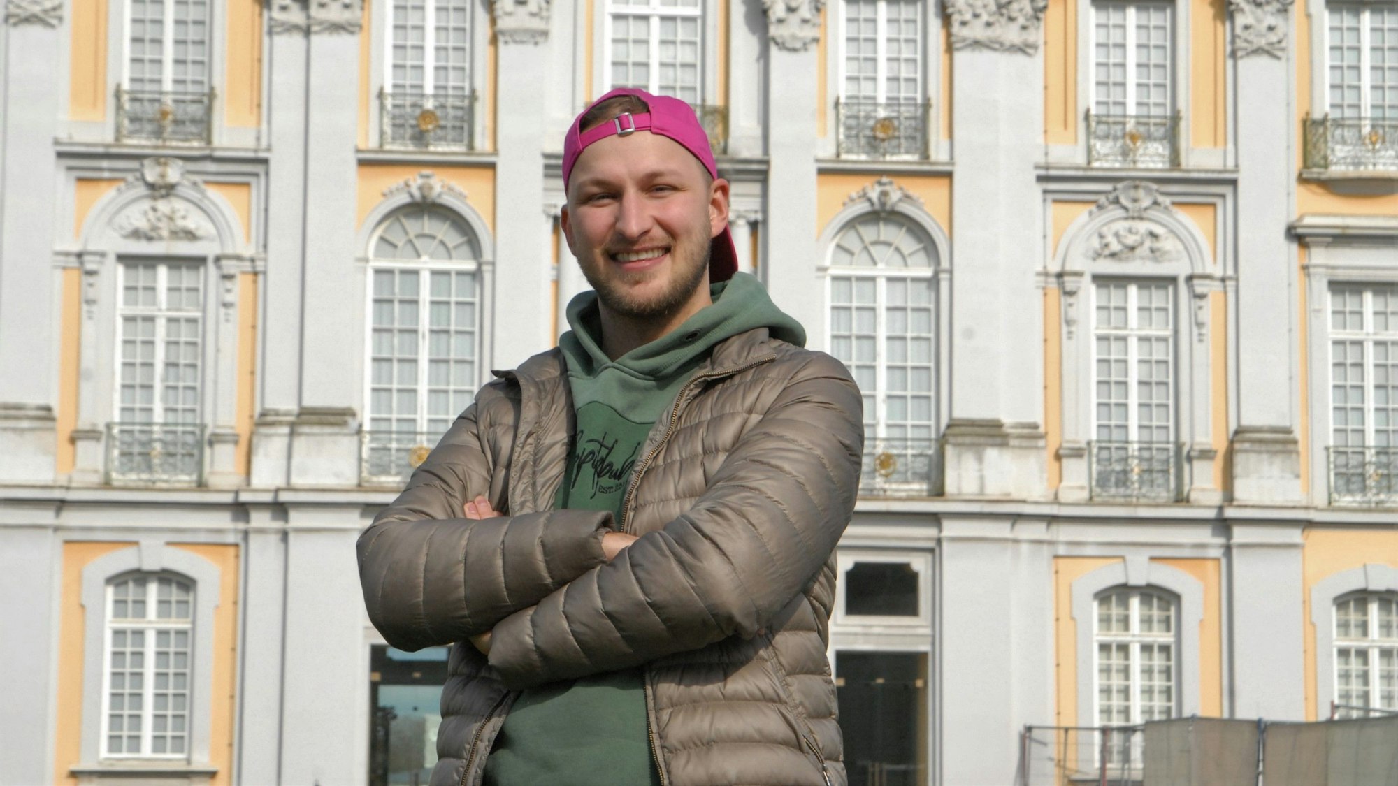 Auf dem Foto ist David Leischik vor dem Brühler Schloss zu sehen. Zuvor hatte er unserer Redaktion ein Interview gegeben.