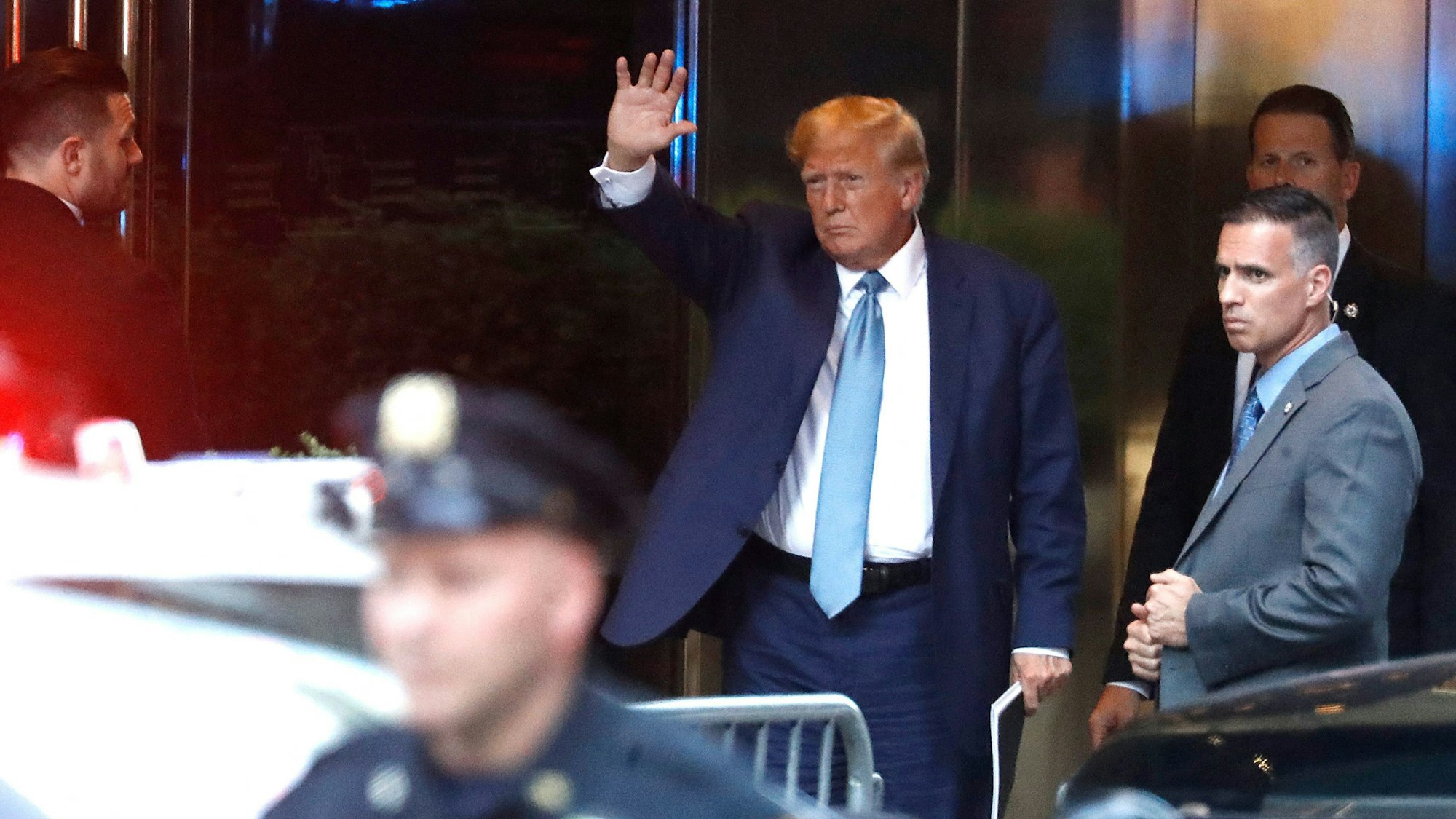 Der ehemalige US-Präsident Donald Trump trifft nach einer Anhörung im Büro der New Yorker Generalstaatsanwältin Letitia James am 13. April 2023 in New York City im Trump Tower ein.