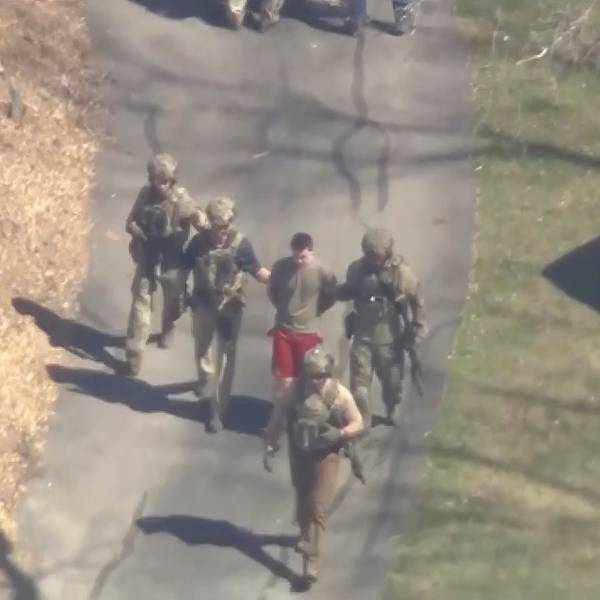 Helikopteraufnahmen des Fernsehsenders WCVB-TV zeigen die Festnahme des 21 Jahre alten Mitglieds der US-Armee. Er soll geheime Dokumente, die sogenannten „Pentagon Leaks“ illegal im Internet veröffentlicht haben.