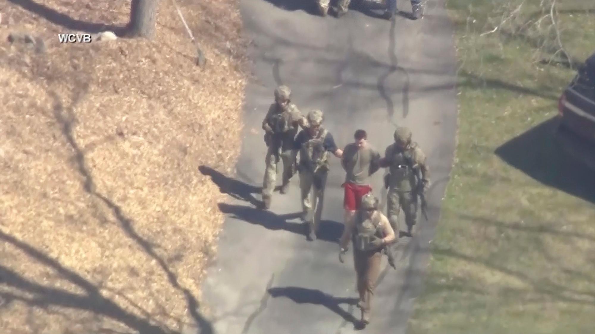 Dieses Bild aus einem von WCVB-TV zur Verfügung gestellten Video zeigt Jack T. in T-Shirt und Shorts, der von bewaffneten Einsatzkräften in Gewahrsam genommen wird.