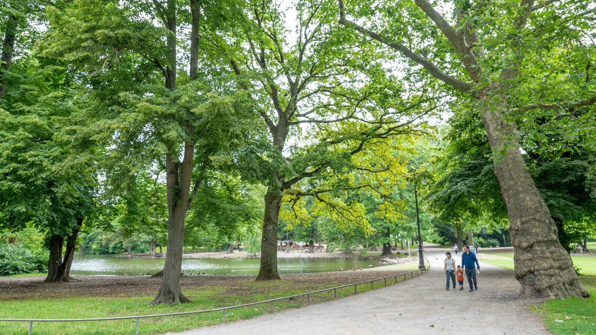 Spaziergänger im Kölner Volksgarten.