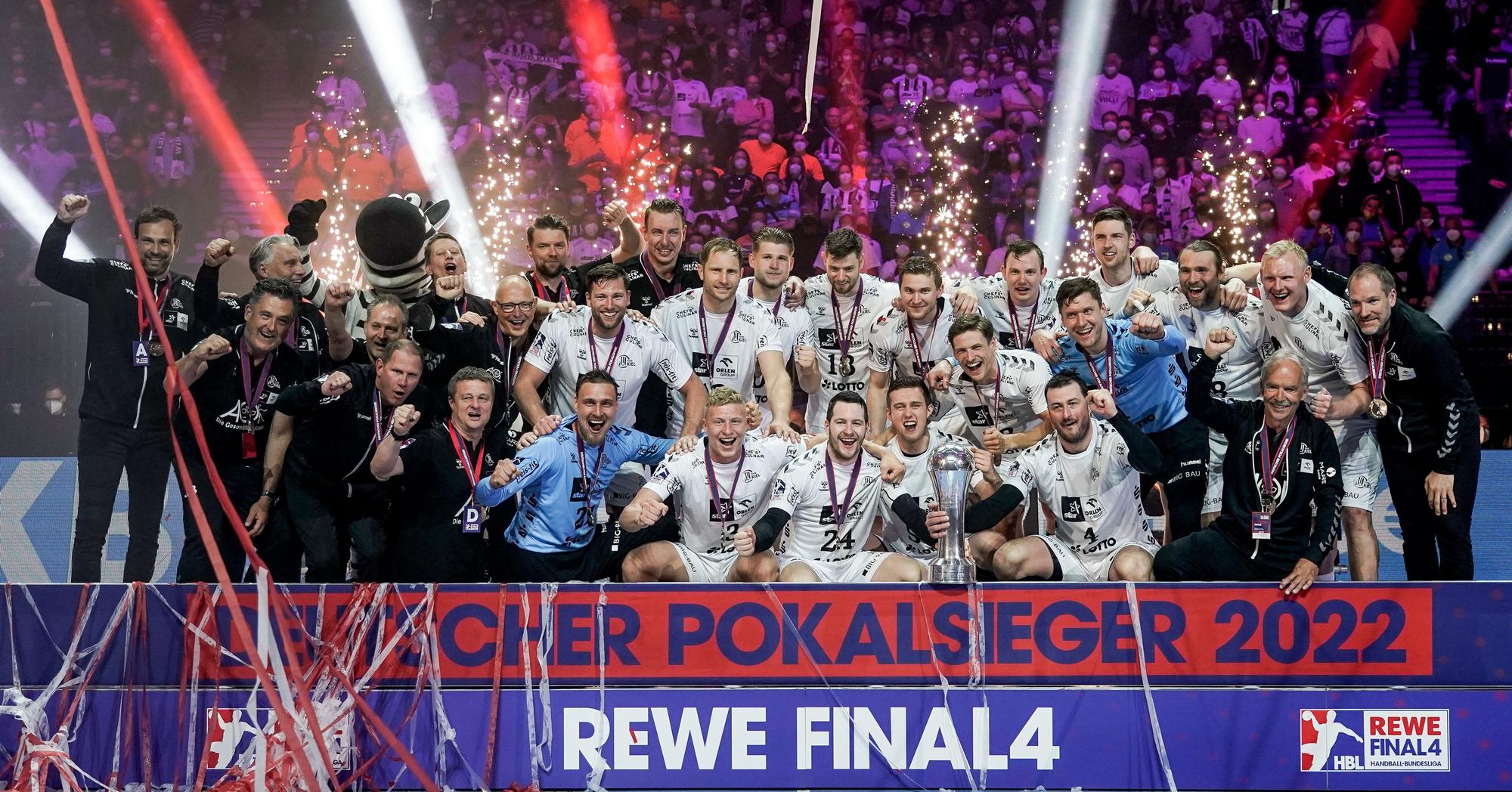 Die Kieler Mannschaft feiert den Pokalsieg. Am Wochenende wird bei der Endrunde in Köln der Nachfolger gesucht.
