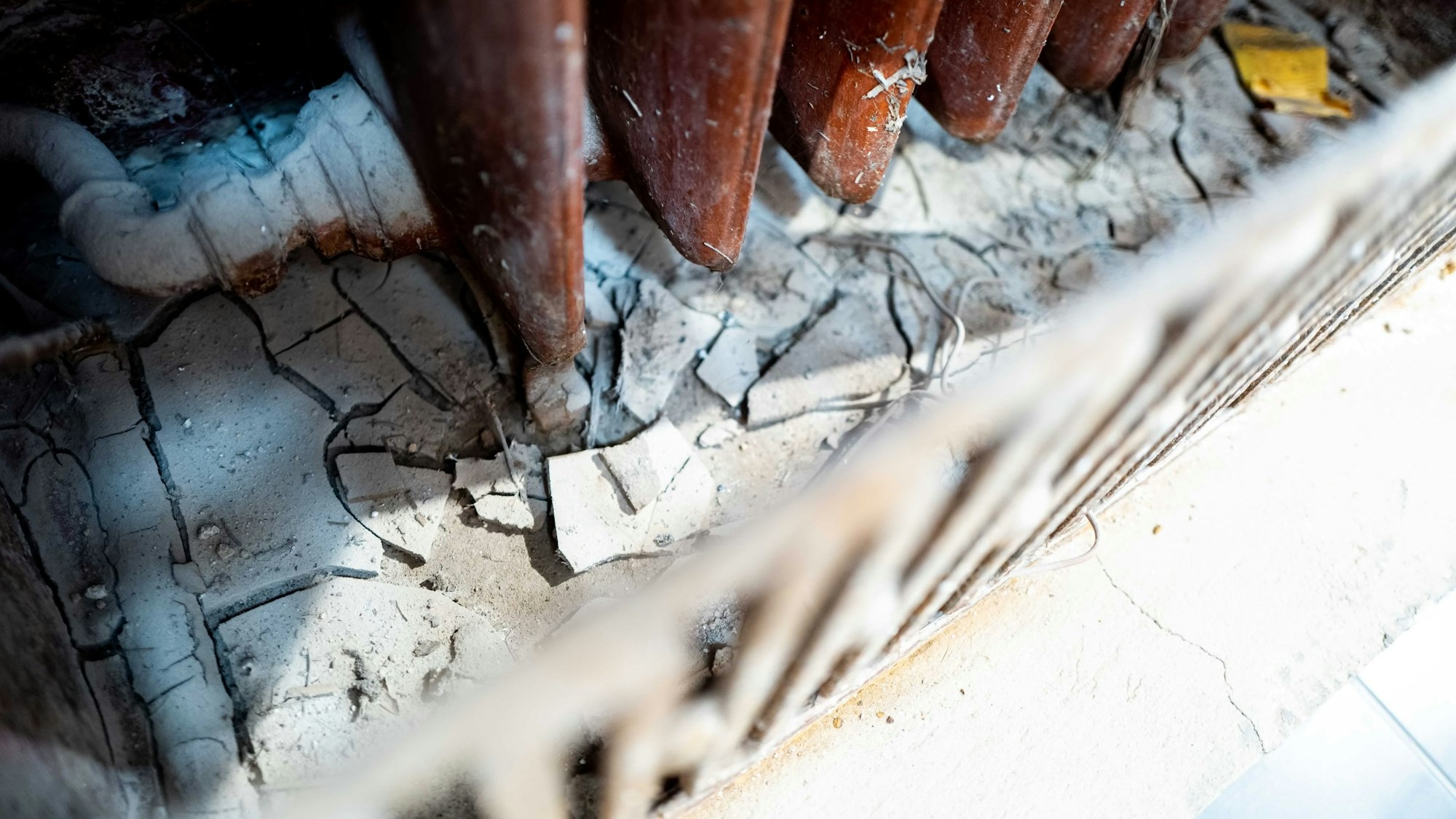 Im Kamin des ehemaligen Hotels liegt noch Flutschlamm.