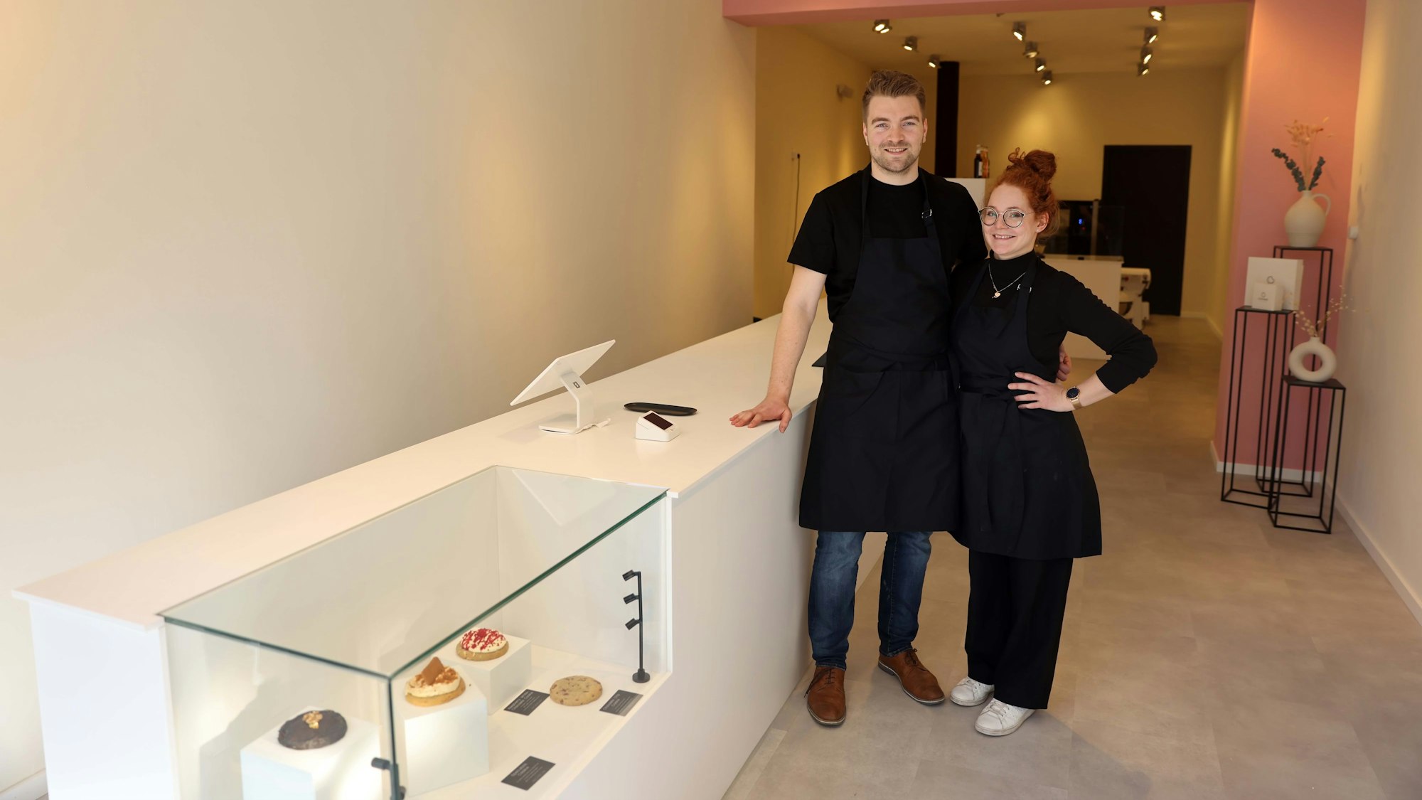 Julia Boes und Niklas Schenk in der ersten Filiale von Cookie Couture auf der Kölner Ehrenstraße.