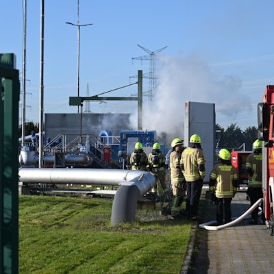Das Foto zeigt den Feuerwehreinsatz an der Pumpstation in Pulheim.