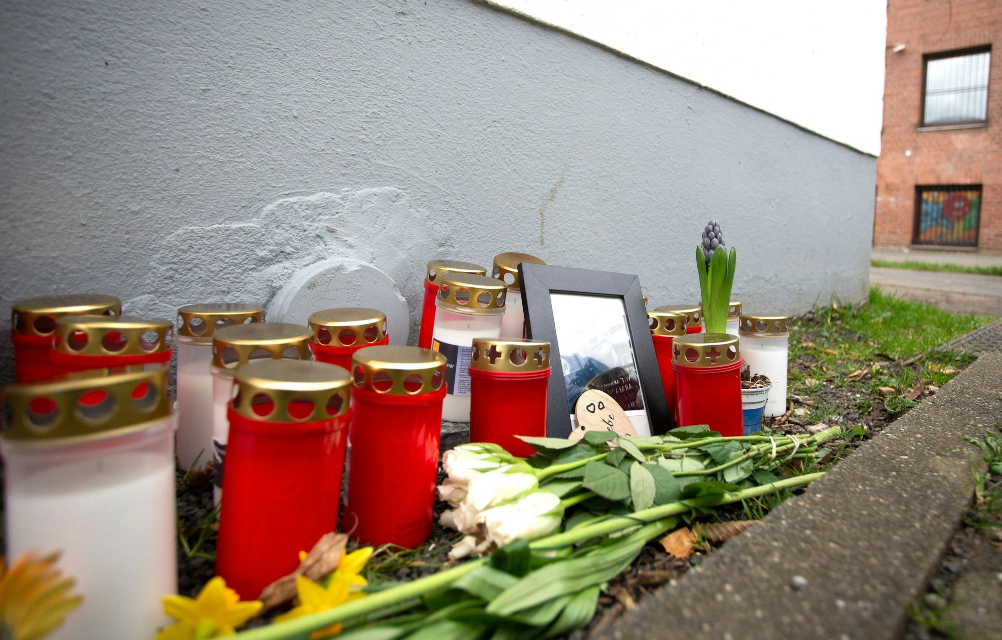 Bekannte und Freunde des Opfers haben Kerzen und Blumen in der Nähe des Tatorts abgelegt.