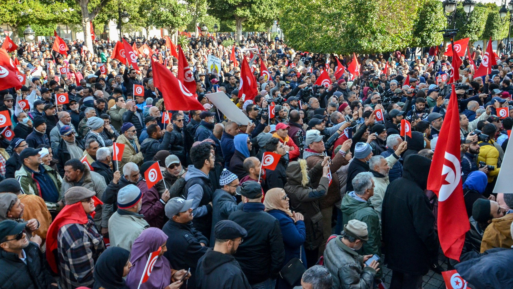 Menschen nehmen an einem Protest gegen die Politik von Tunesiens Präsident Saied teil.