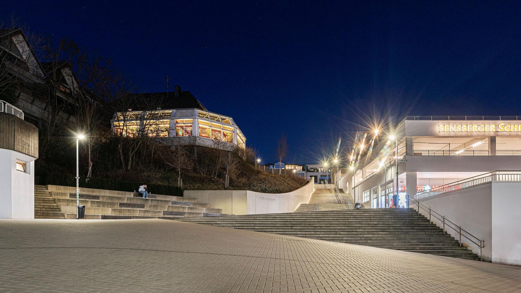 Die Schloßstraße in Bensberg ist bei Nacht leer.