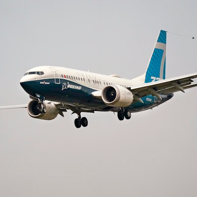Ein Boeing 737 Max-Jet bereitet sich nach einem Testflug auf dem Boeing Field in Seattle auf die Landung vor. Der US-Luftkonzern Boeing hat ein neues Problem mit seinem früheren Krisenflieger 737 Max festgestellt.
