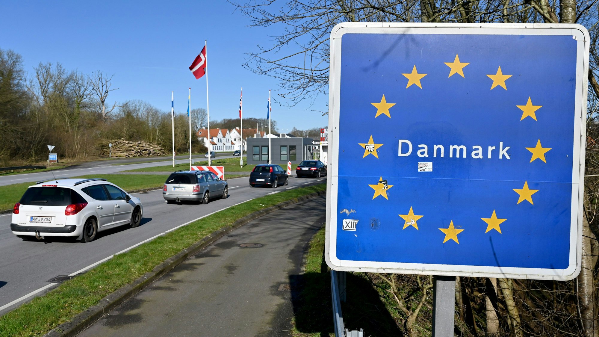 Autos fahren zur deutsch-dänischen Grenzkontrolle