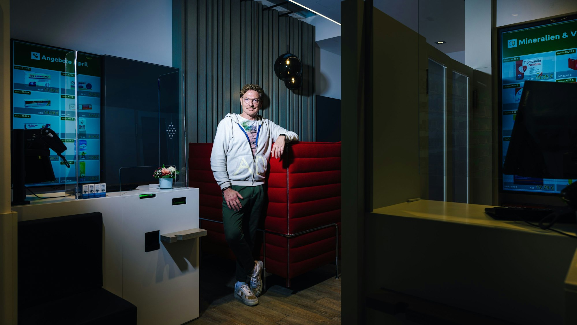 Erik Tenberken steht in seiner Apotheke