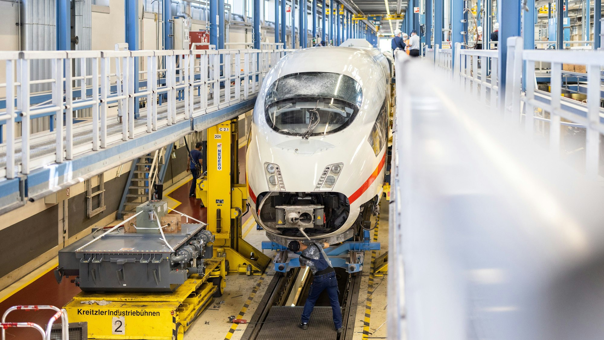 Ein ICE steht in einer großen Wartungshalle.