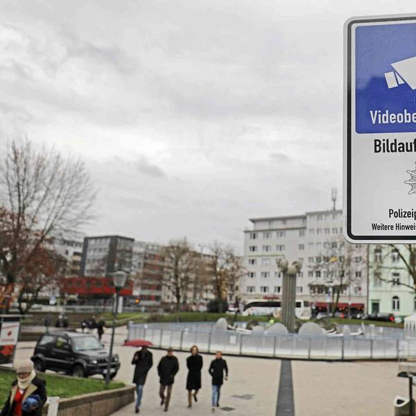 Videoüberwachung am Ebertplatz. Die Schilder weisen die Passanten darauf hin.