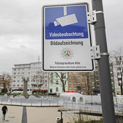 Videoüberwachung am Ebertplatz. Die Schilder weisen die Passanten darauf hin.