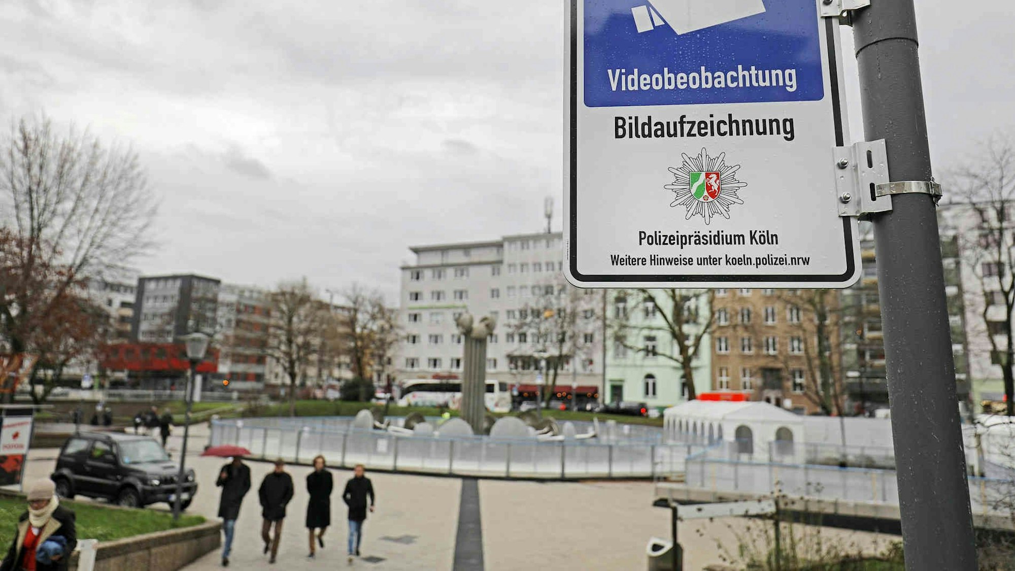 Videoüberwachung am Ebertplatz. Die Schilder weisen die Passanten darauf hin.