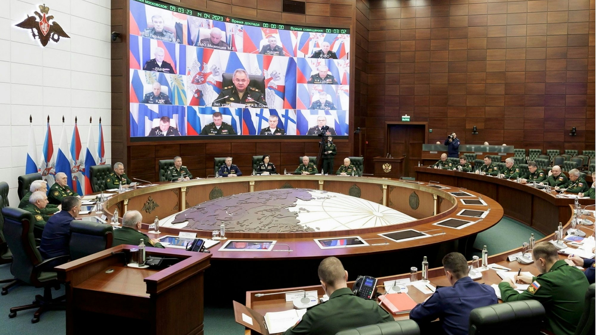 Auf diesem vom Pressedienst des russischen Verteidigungsministeriums veröffentlichten Foto spricht Sergej Schoigu (4.v.l), Verteidigungsminister von Russland, während eines Treffens mit hochrangigen Offizieren. Vor dem Hintergrund massiver Spannungen mit dem Westen hat Russland bei einer unangekündigten Überprüfung seine gesamte Pazifikflotte in Alarm- und Gefechtsbereitschaft versetzt.