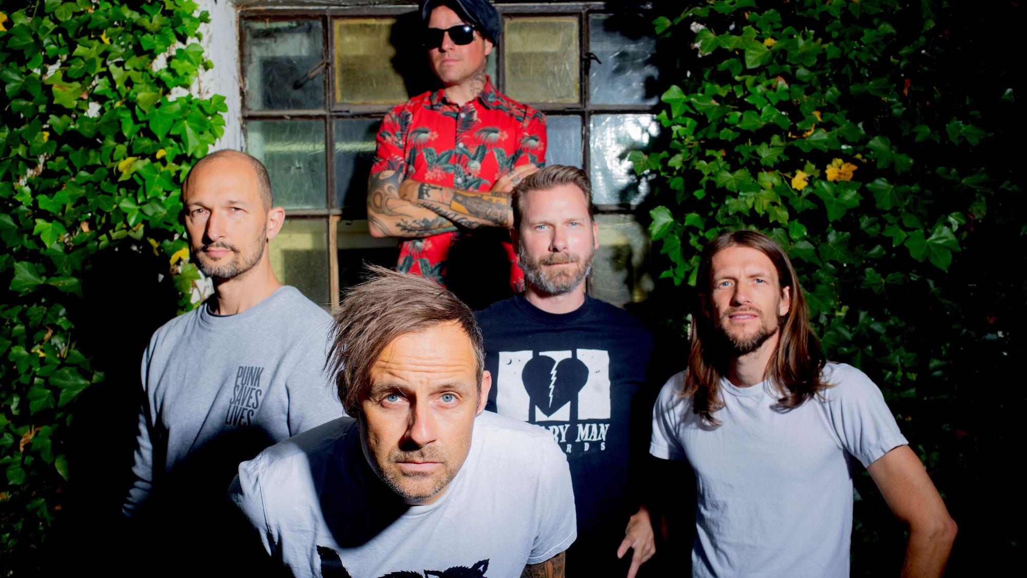 Donots-Drummer Eike Herweg (r.) mit Alex Siedenbiedel (l.), Ingo Knollmann, Guido Knollmann und Jan-Dirk Pogemann.