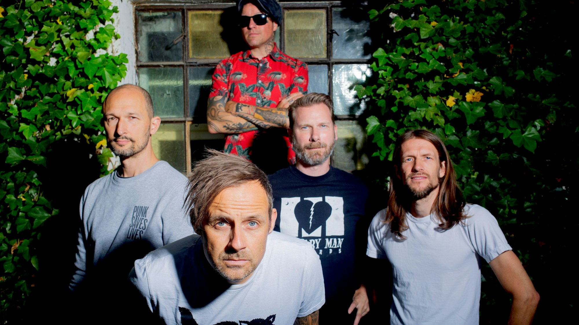 Donots-Drummer Eike Herweg (r.) mit Alex Siedenbiedel (l.), Ingo Knollmann, Guido Knollmann und Jan-Dirk Pogemann.