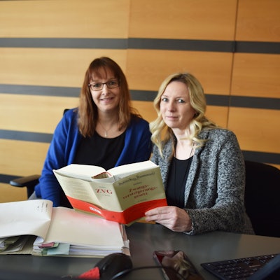 Rechtspflegerinnen Maike Tüchsen (links) und Karin Nett