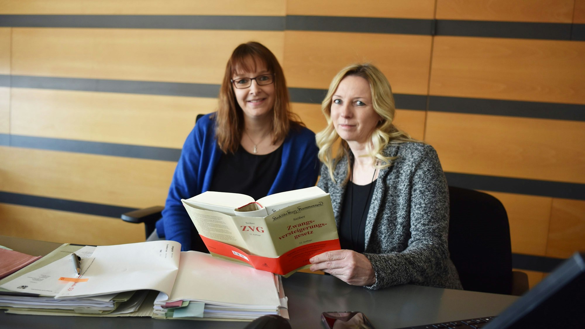 Rechtspflegerinnen Maike Tüchsen (links) und Karin Nett