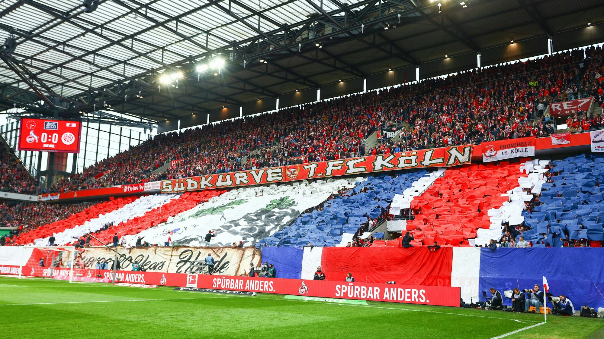 Mit der Choreografie feierte die „Wilde Horde“ ihre 20-jährige Freundschaft mit der Pariser Gruppierung „Supras Auteuil“