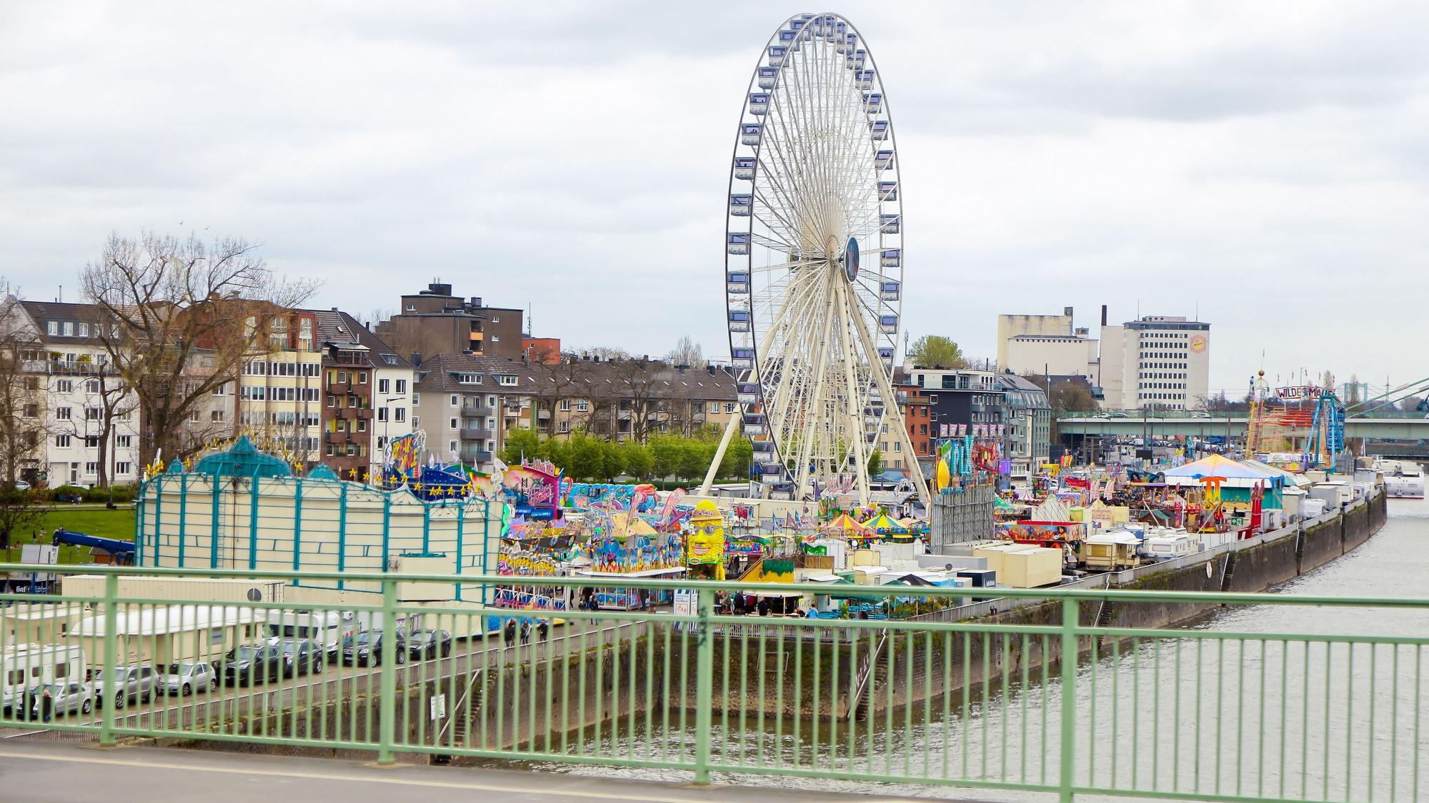 Die Deutzer Kirmes findet an Ostern und im Herbst am Rheinufer zwischen Deutzer Brücke und Severinsbrücke statt.