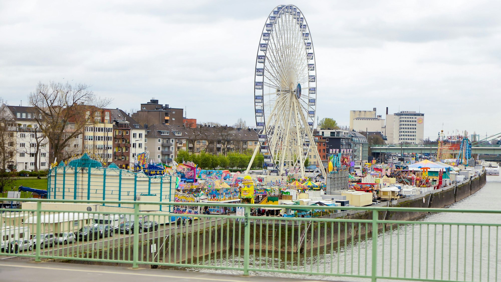 Die Deutzer Kirmes findet an Ostern und im Herbst am Rheinufer zwischen Deutzer Brücke und Severinsbrücke statt.