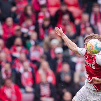 Umkämpfte Partie: FC-Innenverteidiger Timo Hübers (l.) gegen den Mainzer Torjäger Ludovic Ajorque.