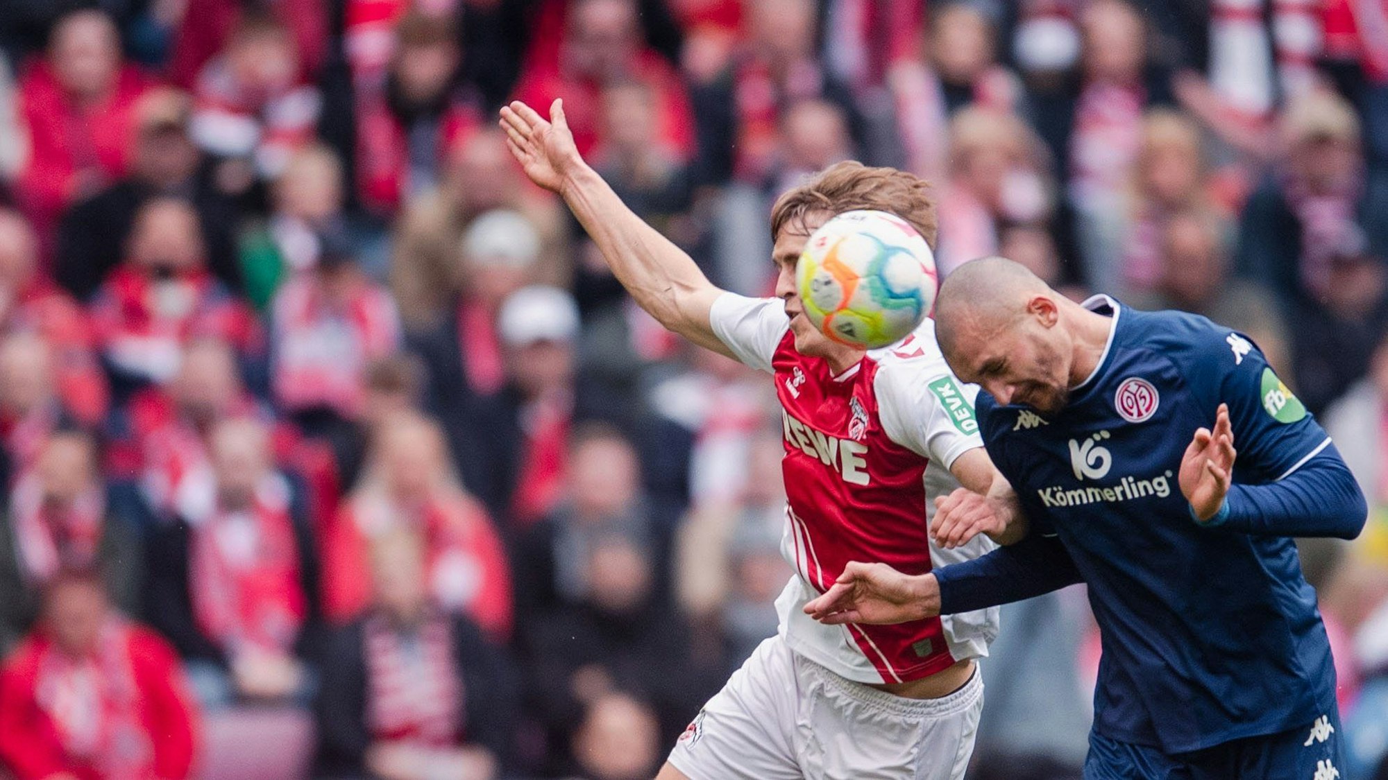 Umkämpfte Partie: FC-Innenverteidiger Timo Hübers (l.) gegen den Mainzer Torjäger Ludovic Ajorque.
