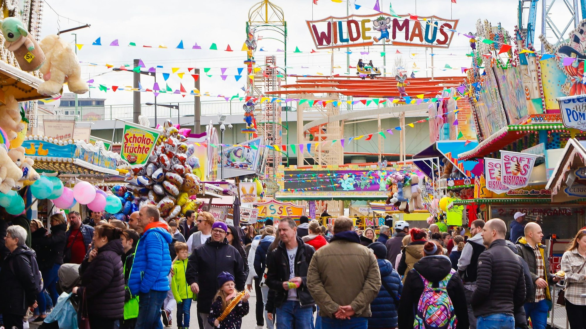 Die Deutzer Kirmes zu Ostern ist gut besucht. Und bisher scheint am Rheinufer auch alles größtenteils friedlich abzulaufen.