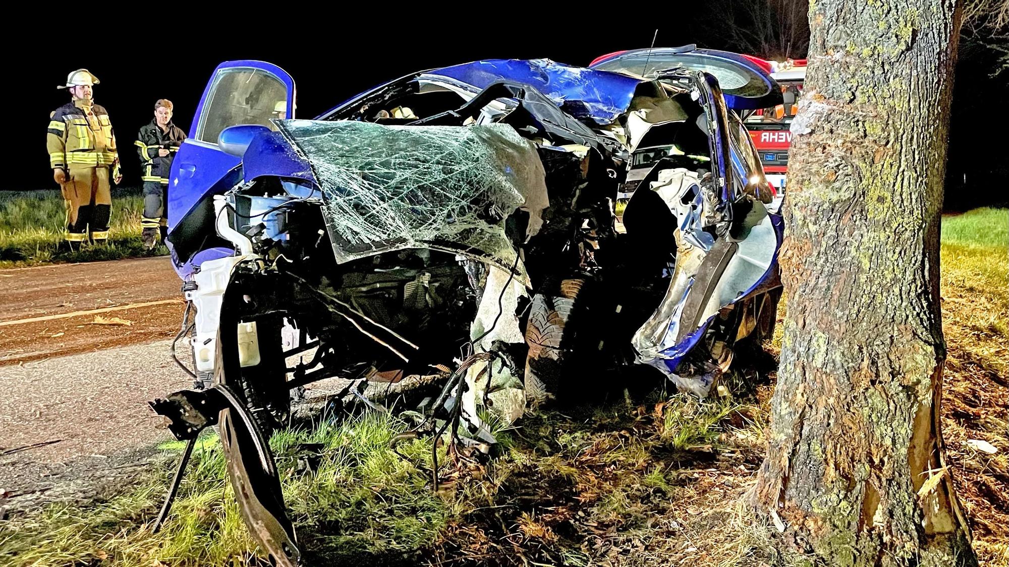 14.04.2023 Bei einen Alleinunfall ist auf der K19 ein 20 Jahre alter Autofahrer schwerst verletzt worden. Die Feuerwehr war mit einem Großaufgebot im Einsatz. Mithilfe eines Rettungshubschrauber brachte den Autofahrer in die Uni-Klinik.