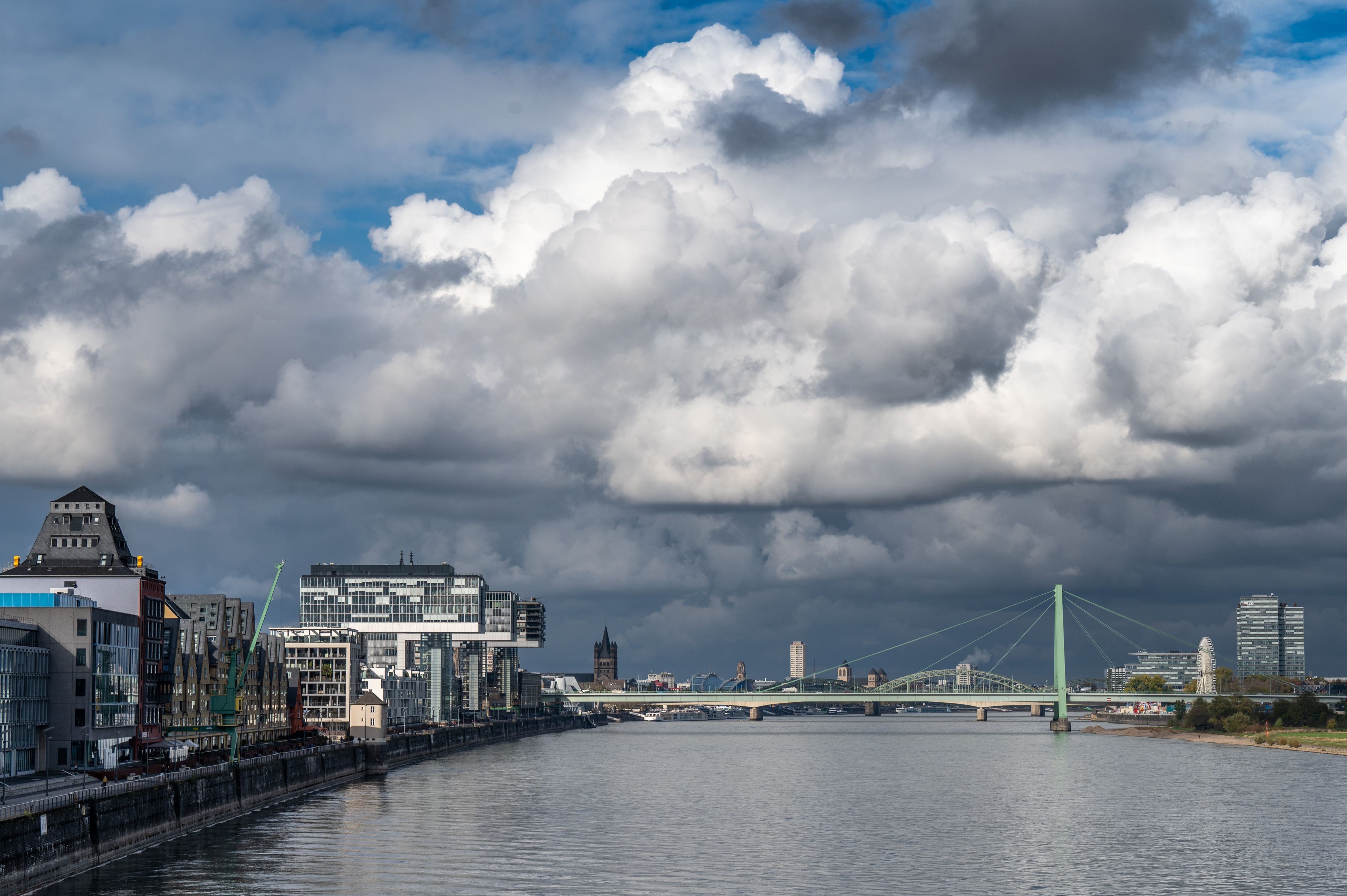 Köln: Sonne und Wolken wechseln sich am Herbsthimmel über dem Rhein ab.