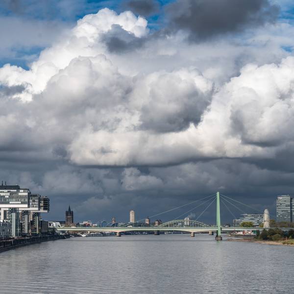 Köln: Sonne und Wolken wechseln sich am Herbsthimmel über dem Rhein ab.