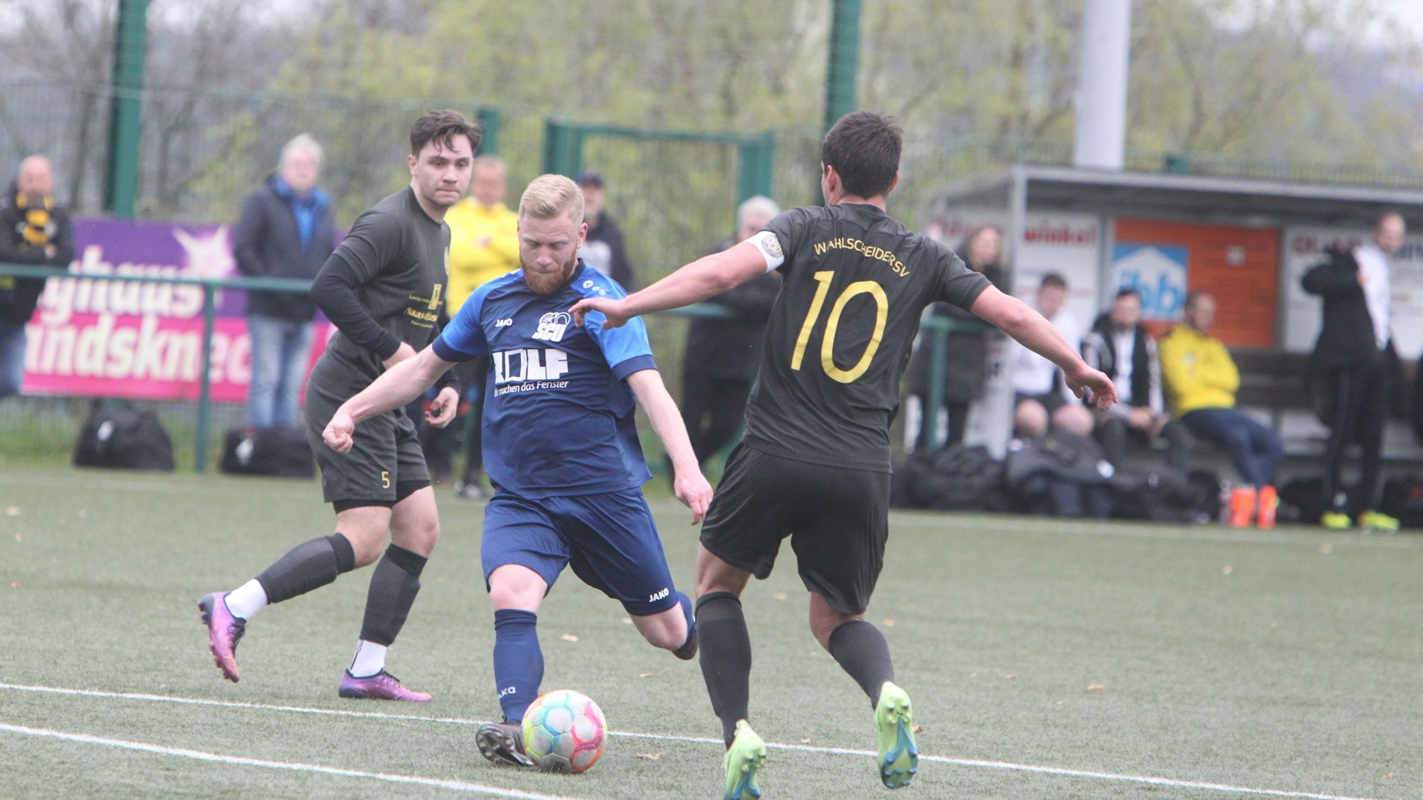 Andre Meinke vom SC Uckerath schießt.