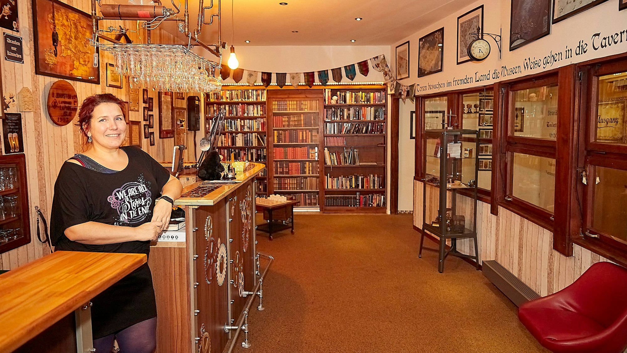 Katryn Kaufmann steht in ihrem Hotel „Hinter den Spiegeln“.