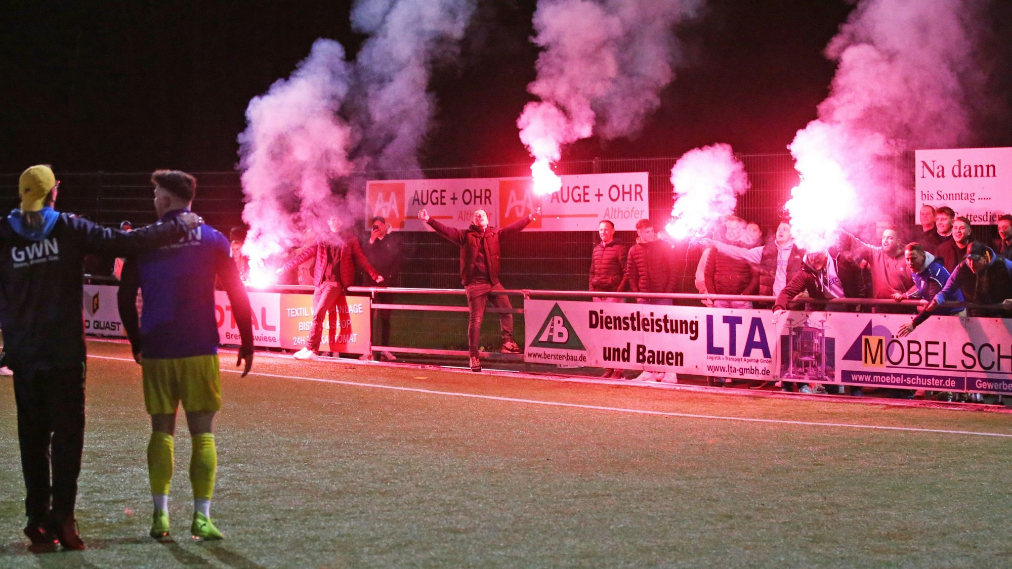 Fußballfans feiern mit Pyrotechnik