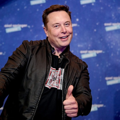 Elon Musk, Chef der Weltraumfirma SpaceX und Tesla-CEO, kommt zur Preisverleihung des Axel Springer Award. Er trägt eine dunkle Lederjacke und hält seine Daumen in die Kamera.