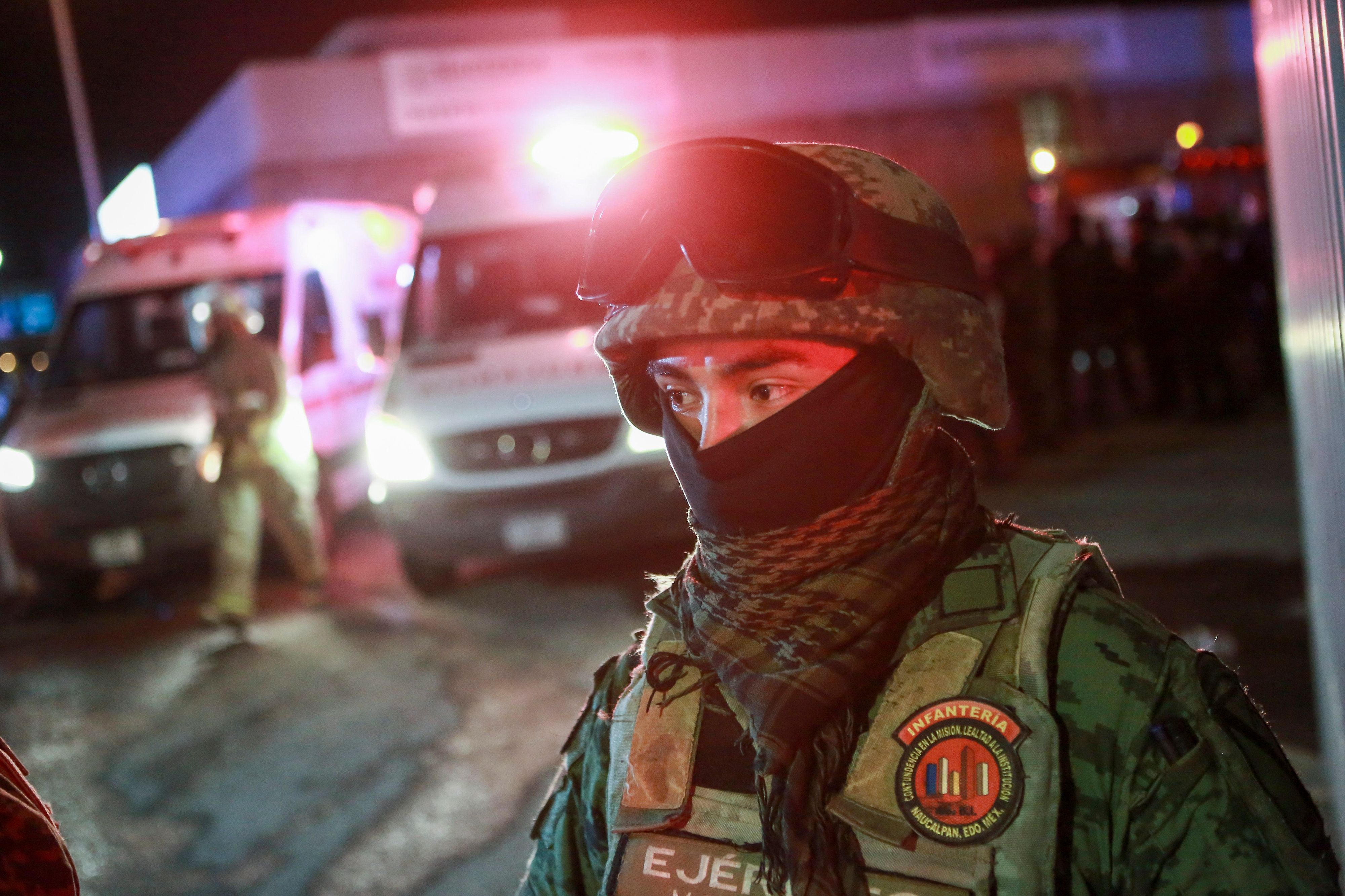 Ein Soldat bewacht den Eingang einer Migrantenunterkunft, in der ein tödliches Feuer ausgebrochen war. Bei einem Brand in einer Migrantenunterkunft im Norden von Mexiko sind mindestens 39 Menschen ums Leben gekommen.